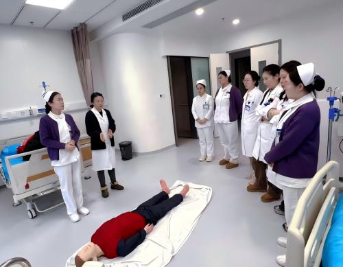 C:\Users\Administrator\Desktop\微信推送2026年第6期（总第428期）\04 门诊部-强化急救技能  筑牢生命防线——南京市中心医院门诊“一站式服务中心”开展心肺复苏培训\图片\图片1.jpg