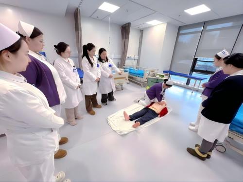 C:\Users\Administrator\Desktop\微信推送2026年第6期（总第428期）\04 门诊部-强化急救技能  筑牢生命防线——南京市中心医院门诊“一站式服务中心”开展心肺复苏培训\图片\图片2.jpg