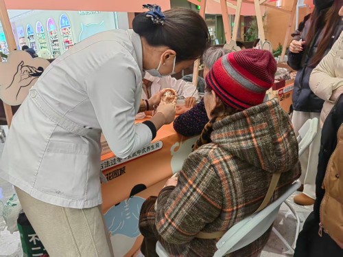 C:\Users\Administrator\Desktop\微信推送2026年第7期（总第429期）\03 河西门诊部-冬日杏林护健康 中医养生送温暖——南京市中心医院多部门联合开展主题义诊活动\图片\图片1 (1).jpg